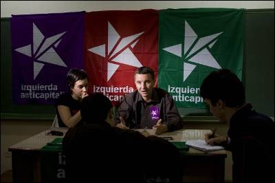 El líder del Nuevo Partido Anticapitalista francés, Olivier Besancenot, junto a Esther Vivas, número uno de Izquierda Anticapitalista para las europeas del 7-J, ayer en el Instituto Cardenal Cisneros de Madrid.