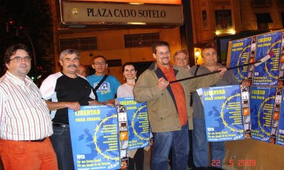 Enrique Antigüedad, candidato de FA, pegando carteles en Alicante